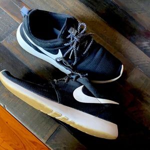 Nike Unisex black sneakers.